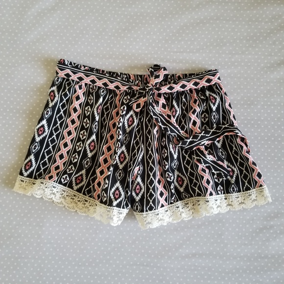 Flowy Shorts size M Tribal Design Black and White - Picture 1 of 4